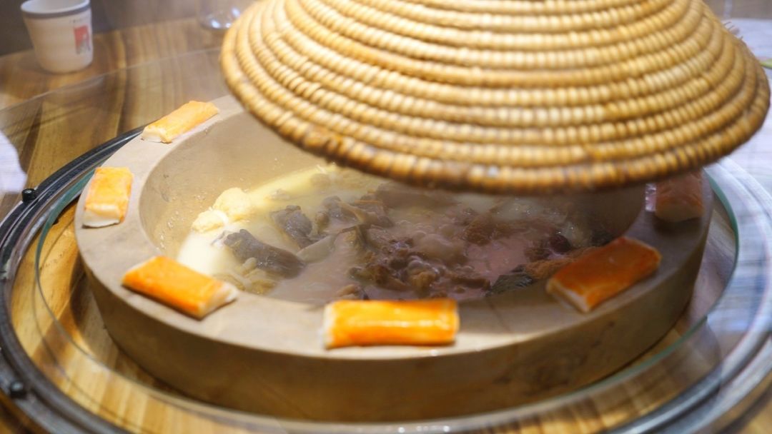 草帽当锅盖的石锅鱼,草帽蒸汽石锅鱼