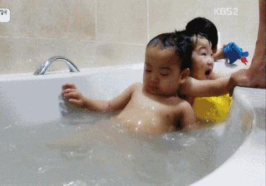 天天给小孩洗澡为什么还臭,天天给孩子洗澡会造成湿气重吗