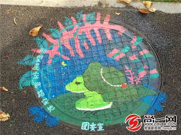 高校学生为井盖作画,萌萌哒学生手绘