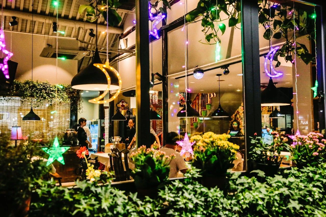 高管放弃高薪，研发出100多道新菜，取材就在店门口的小花园！