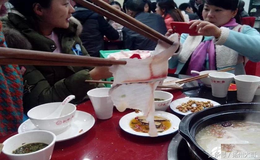 贵州吃的生猛美食,在贵州苗寨吃酸汤鱼