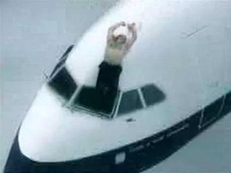 关注｜川航机长首次露面，亲述“空中浩劫”惊魂经历：副机长半个身子被吸出窗外、温度骤降外加强风力袭击……