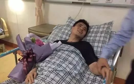 关注｜川航机长首次露面，亲述“空中浩劫”惊魂经历：副机长半个身子被吸出窗外、温度骤降外加强风力袭击……