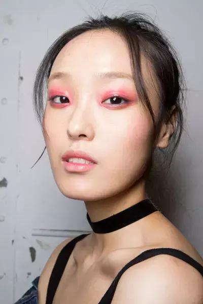 怎么才可以把眼影画的那么好看呢,今年流行的眼影这样画美丽不挑人