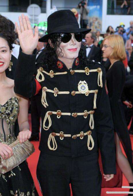 河南小伙迈克尔杰克逊在美国演出,迈克尔杰克逊东北小伙模仿秀视频