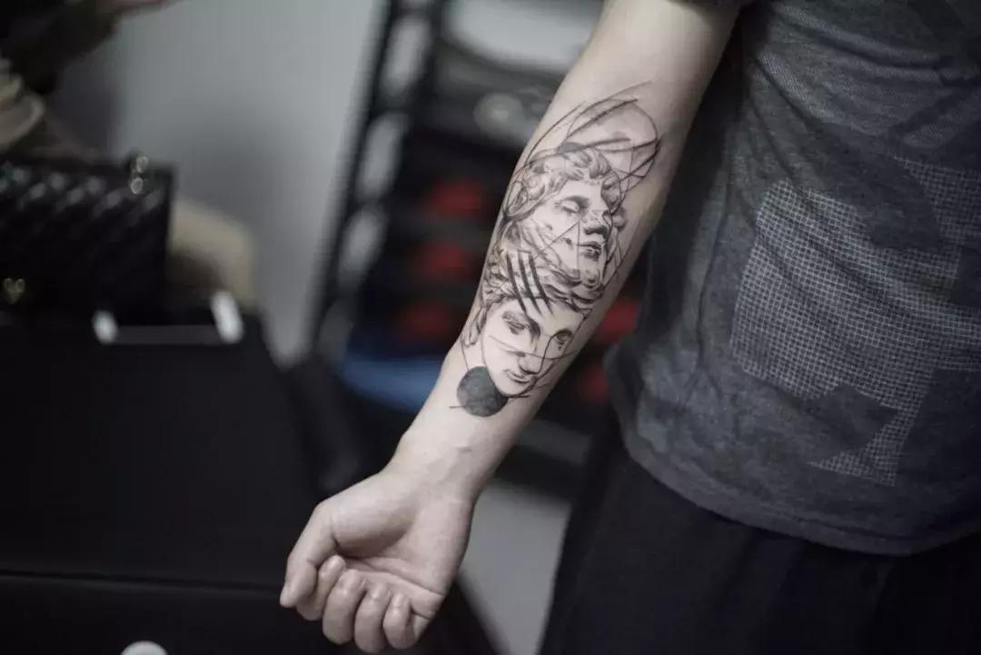 开柜计划｜美女纹身师的衣柜里，都是最Cool的黑白灰！