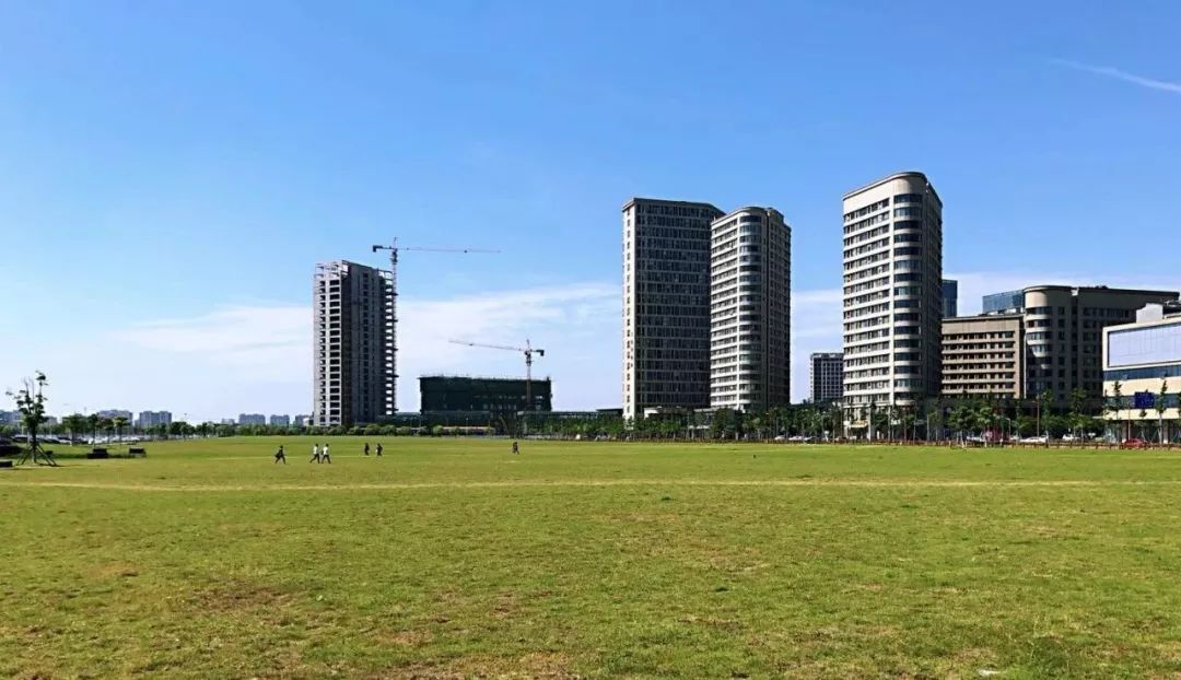 松江免费开放的足球场,松江万达草坪