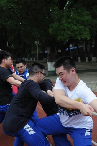 一根绳一条心,学校举行拔河比赛每7人一组