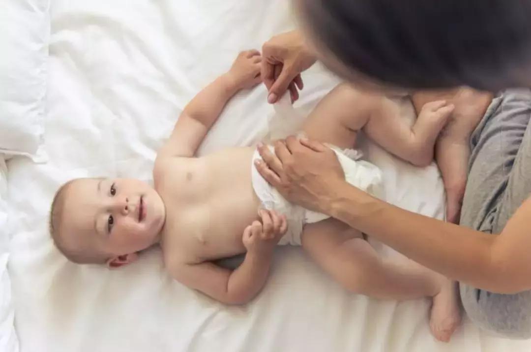 换纸尿裤的正确方法育婴师,如何换纸尿裤给婴儿