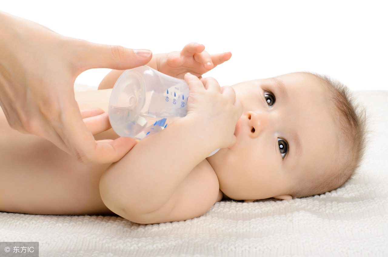 婴儿抱着喂奶好还是躺着喂奶好,不会抱着宝宝喂奶怎么办