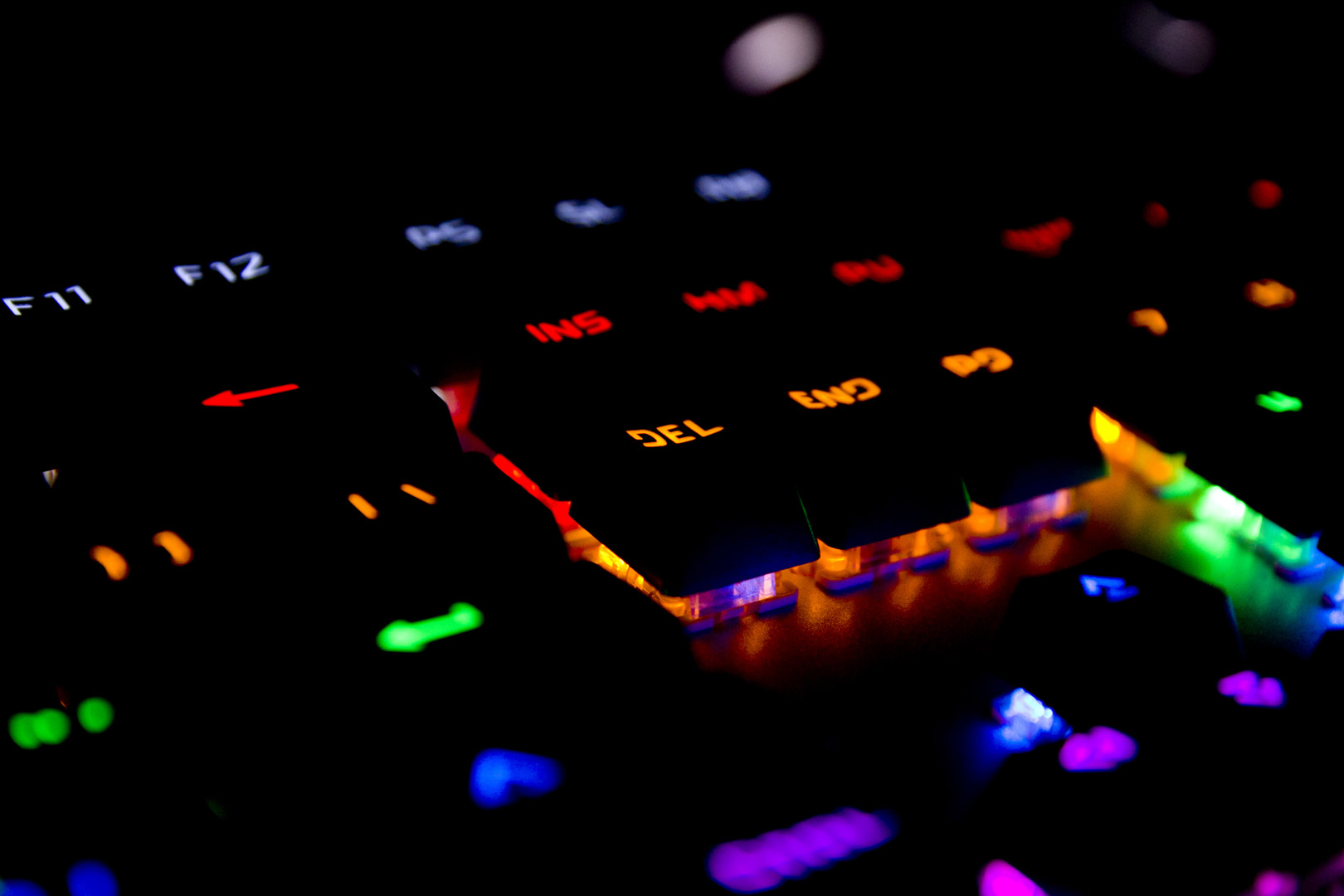 百元以内吃鸡神器推荐,灵逸黑寡妇键盘是什么轴