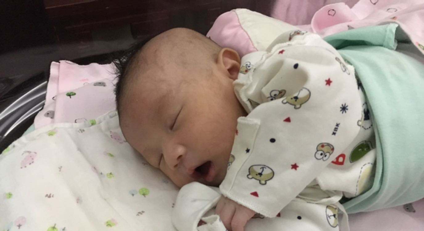 宝宝后脑勺睡平了有什么危害,一岁半宝宝后脑勺突出还能睡平吗