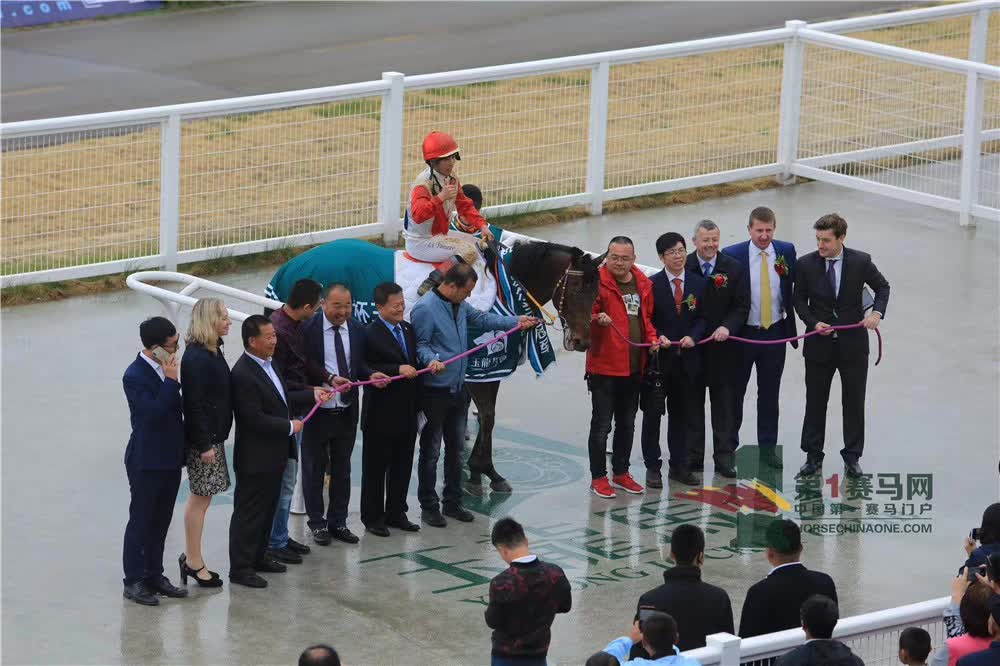 「现场」玉龙今日开锣赛，各路诸侯鏖战百万奖金！马主李勇夺最高奖金，“吉祥如意”马主王福军首战载誉归——1赛马网