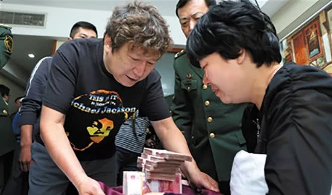 29岁穷小子娶67岁好莱坞女星 (神秘好莱坞女星巨额遗产)