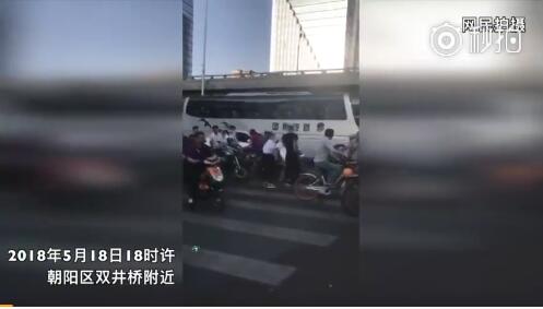 格斗男子街头打人,北京小伙街头搏击打人视频