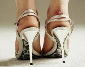 鞋子磨脚一招就能解决,新鞋子磨脚最有效方法