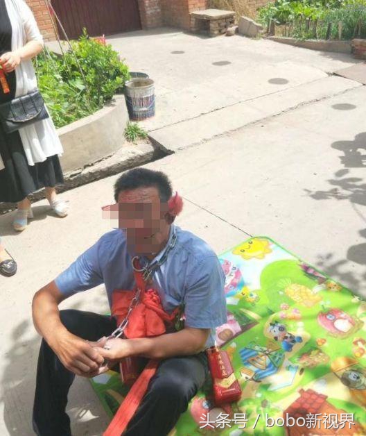 老父亲栓铁链拉车，儿子儿媳坐在婚车里说笑