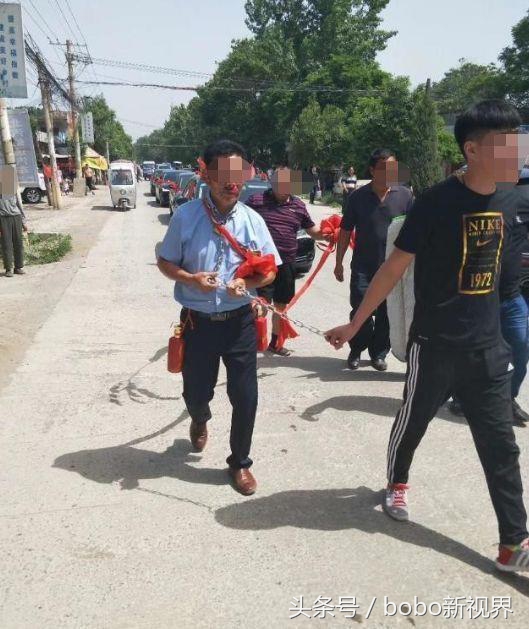 老父亲栓铁链拉车，儿子儿媳坐在婚车里说笑