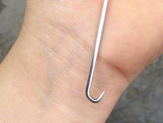 钓黄鳝技巧装黄鳝的桶,怎样钓黄鳝和发现黄鳝