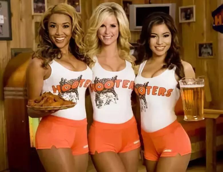 借胸上位的美国版“海底捞”，年入10亿美元，却差点毁在1件小事上…………