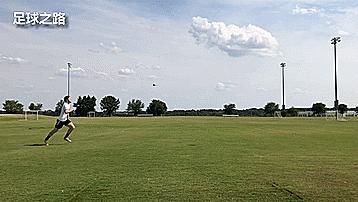 如何侧身接长传球,边后卫接球要领和处理球要领