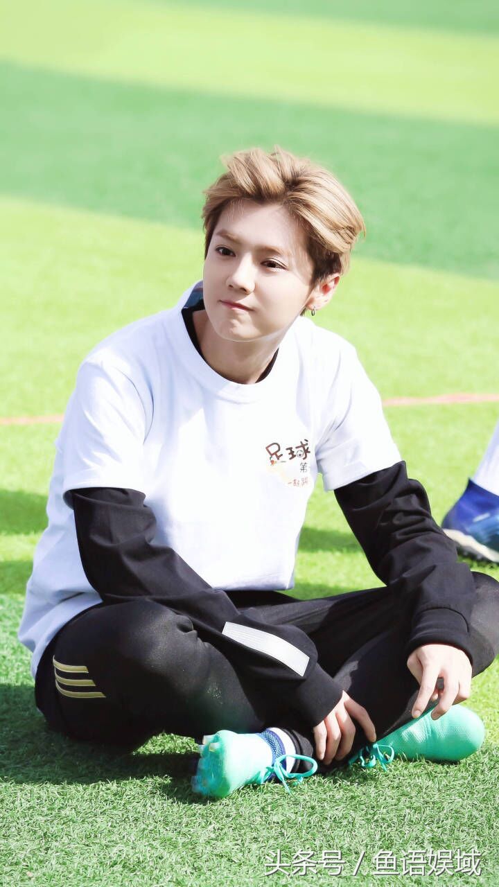 中国足球有希望了，鹿晗直播吃鸡，收入赠与公益“足球第一课”