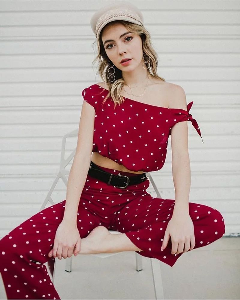 夏天波点荷叶领上衣怎么搭配,夏天波点衫怎么搭配