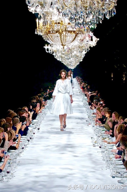 《Dries》：“他的秀不仅是在看衣服，更是寻找一种生活方式”