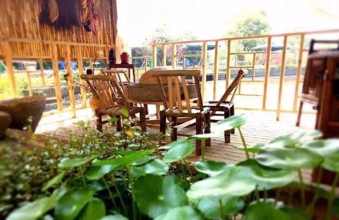 雪浪山花海几步之遥，藏着一个可骑马飚车还风景如画的山庄