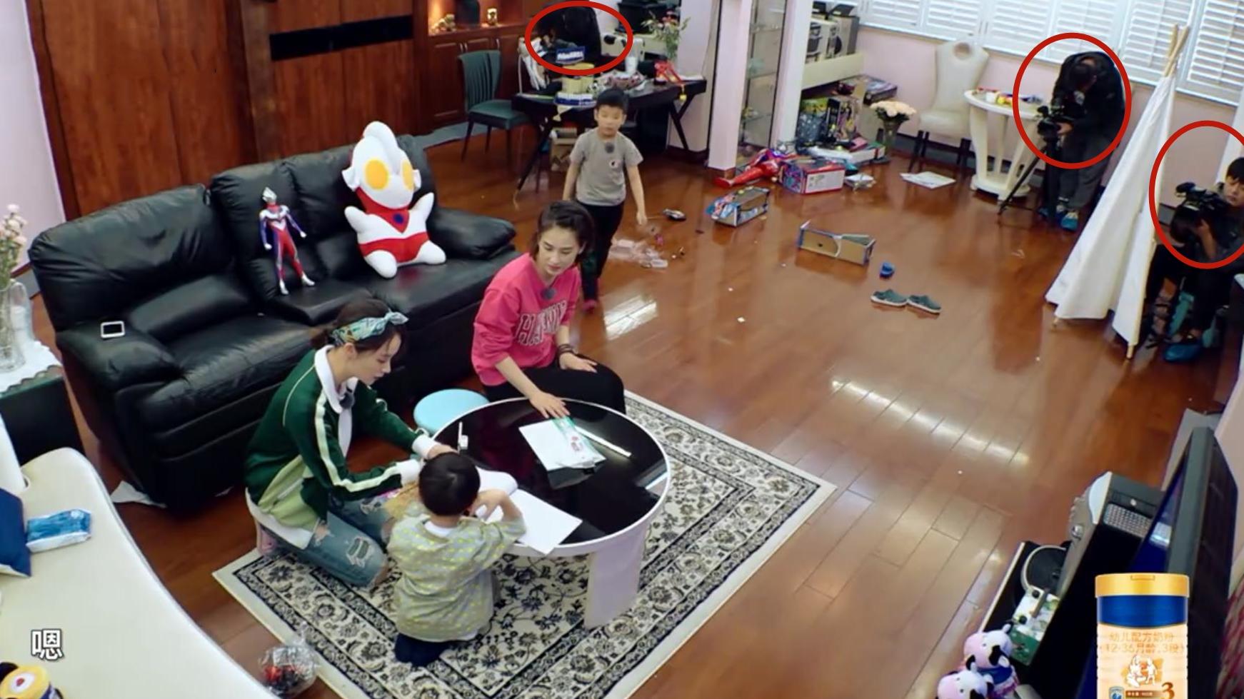 节目组放弃打马赛克？黄圣依客厅里的这三位摄影师太抢镜