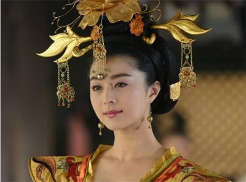 唐玄宗抢了杨玉环后李瑁怎么办,杨玉环嫁给李瑁时没见过父皇吗