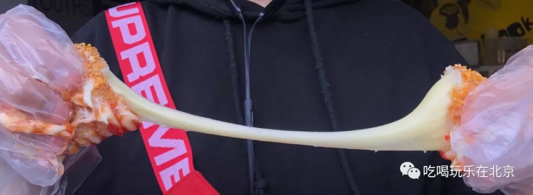 韩国小哥吃芝士热狗,韩国街头芝士热狗