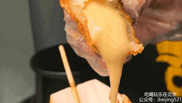 韩国小哥吃芝士热狗,韩国街头芝士热狗