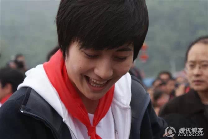 穿越地震带之什邡日记：地震周年谭咏麟黄日华众明星到蓥华小学