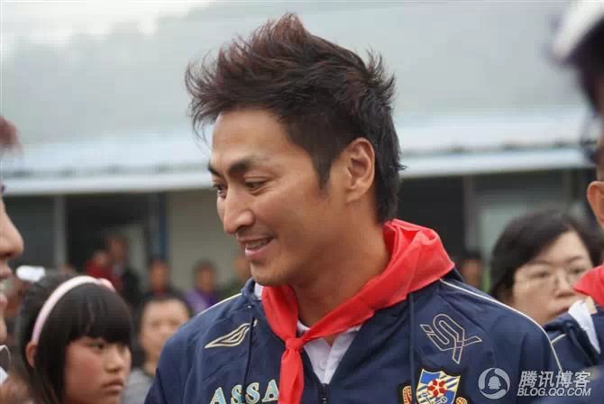 穿越地震带之什邡日记：地震周年谭咏麟黄日华众明星到蓥华小学