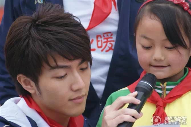 穿越地震带之什邡日记：地震周年谭咏麟黄日华众明星到蓥华小学