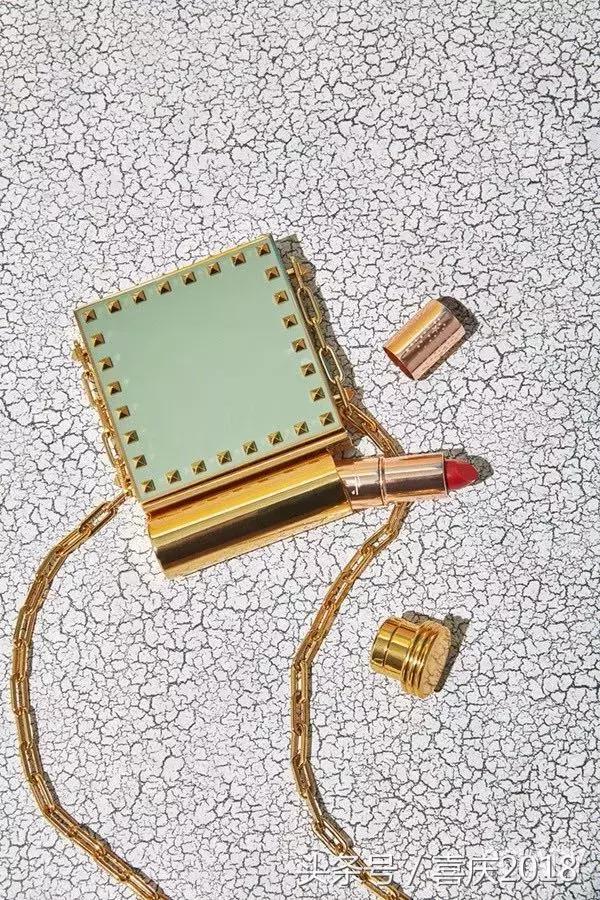 玫红色包包配什么颜色衣服好看,雾霾蓝包包配什么颜色衣服好看