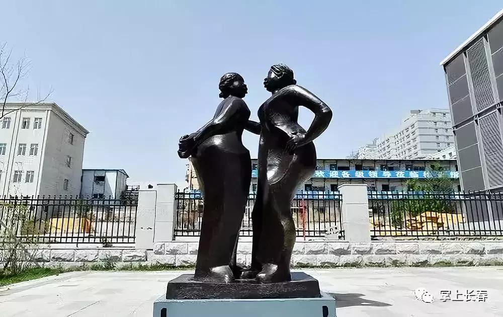 21组精美雕塑沿着长马赛道铺开，告诉我你看到了谁，我就知道你跑到了哪儿