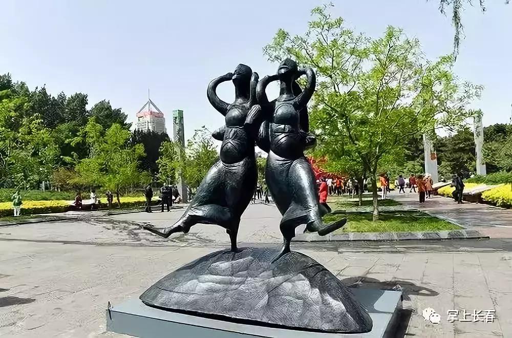 21组精美雕塑沿着长马赛道铺开，告诉我你看到了谁，我就知道你跑到了哪儿