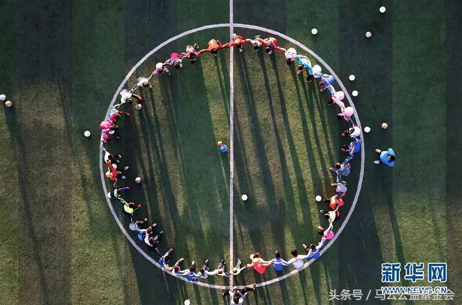 在这所乡村小学,谁学习好就会被校长拉去踢球,原因竟是……