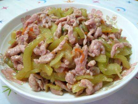 西瓜皮别扔我有一道自制小菜,西瓜皮可以拿来做什么吃的