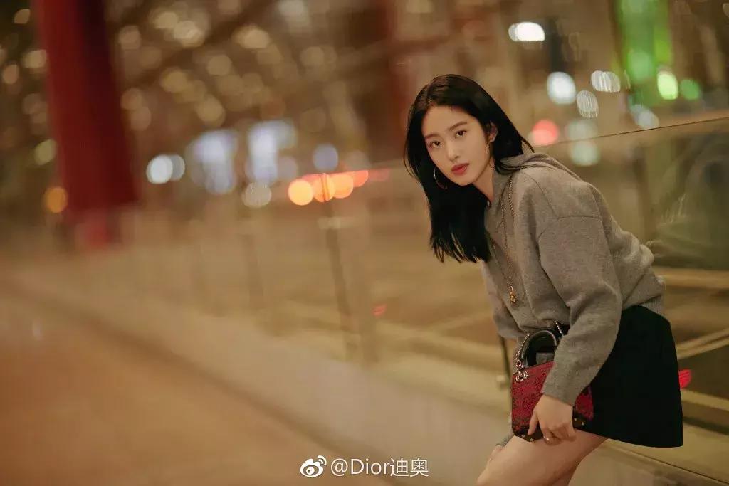 杨采钰迪奥马鞍包,杨采钰出席活动红裙惊艳十足