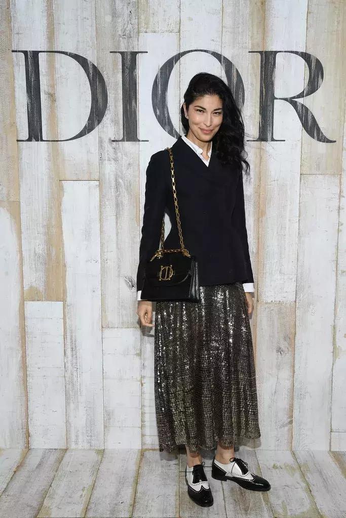 杨采钰迪奥马鞍包,杨采钰出席活动红裙惊艳十足