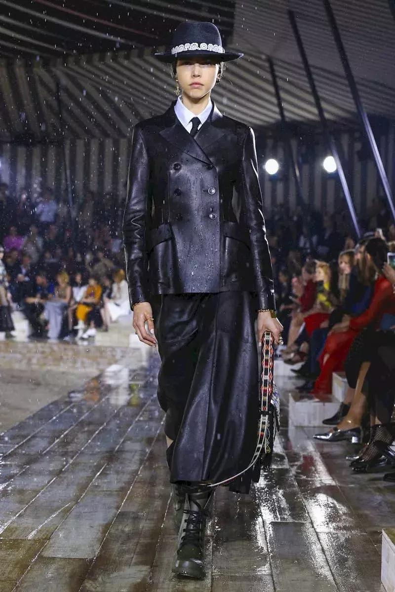 杨采钰迪奥马鞍包,杨采钰出席活动红裙惊艳十足