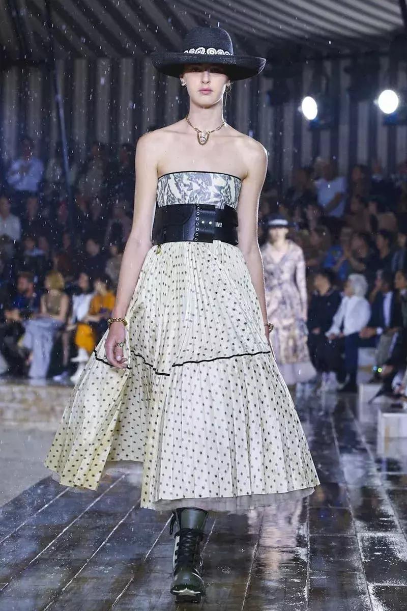 杨采钰迪奥马鞍包,杨采钰出席活动红裙惊艳十足