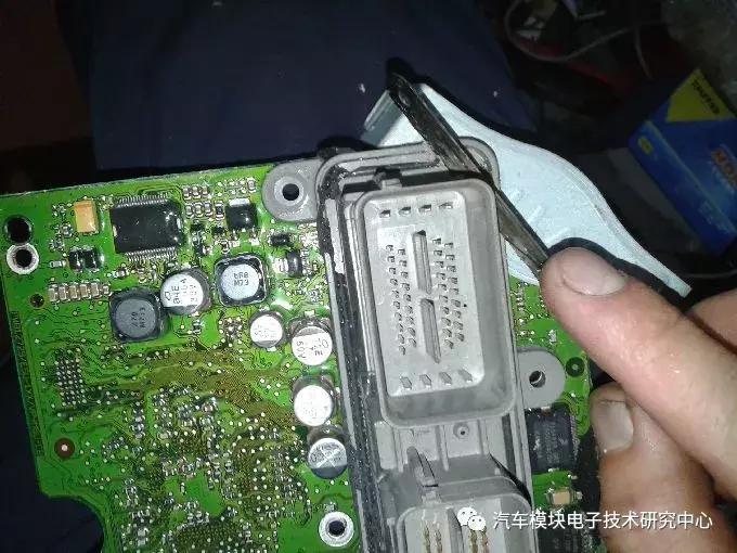 福克斯发动机故障灯亮,福特福克斯发动机故障灯亮原因