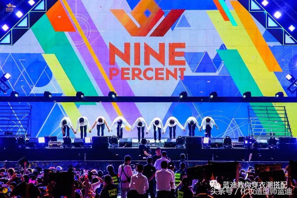 王俊凯一身棒球服,王俊凯机场穿运动套装