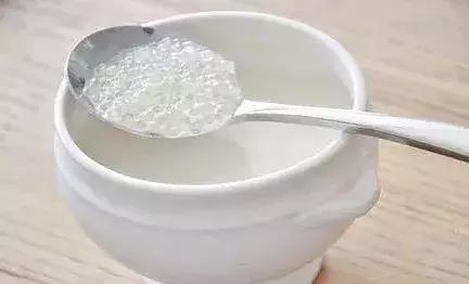 烧仙草有黑色的东西是龟苓膏吗,烧仙草里放的是龟苓膏吗