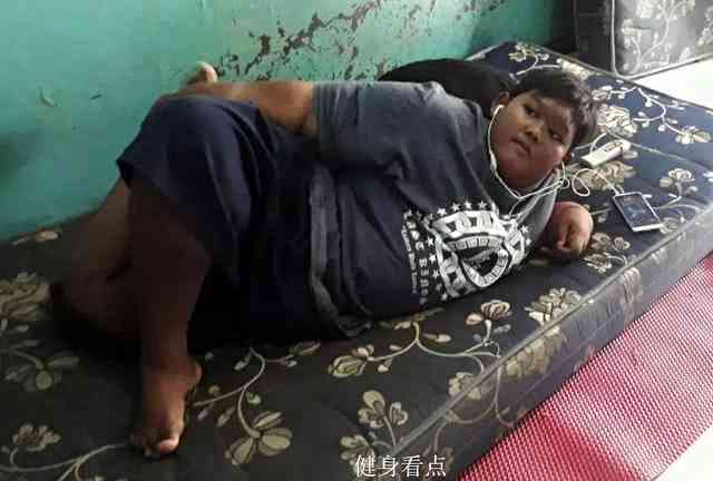 还记得那位400斤的印尼少年吗？这是他减肥1年半后的样子！