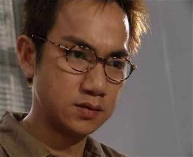 三人同为“达华”，一位已去世，一个背景深厚，第三个是知名奸角